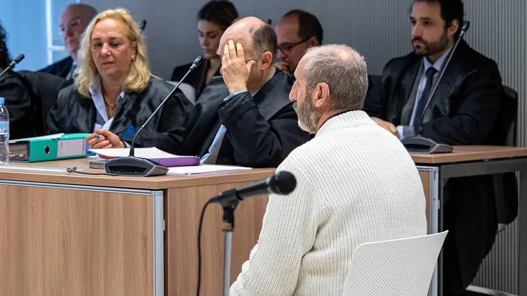 El acusado Francisco Javier Almeida (d), considerado presunto autor del asesinato y agresi&oacute;n sexual al ni&ntilde;o de nueve a&ntilde;os &Aacute;lex cuando jugaba en un parque de Lardero (La Rioja) el 28 de octubre de 2021, comparece ante el tribunal en la primera sesi&oacute;n de su juicio en la Audiencia Provincial de Logro&ntilde;o este lunes. EFE/Raquel Manzanares