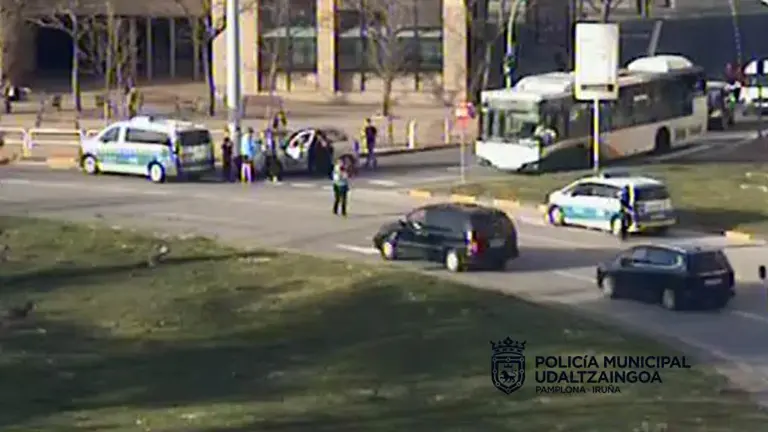 Imagen de las c&aacute;maras de seguridad de la Plaza de los Fueros en la que se observa el veh&iacute;culo detenido. POLIC&Iacute;A MUNICIPAL DE PAMPLONA