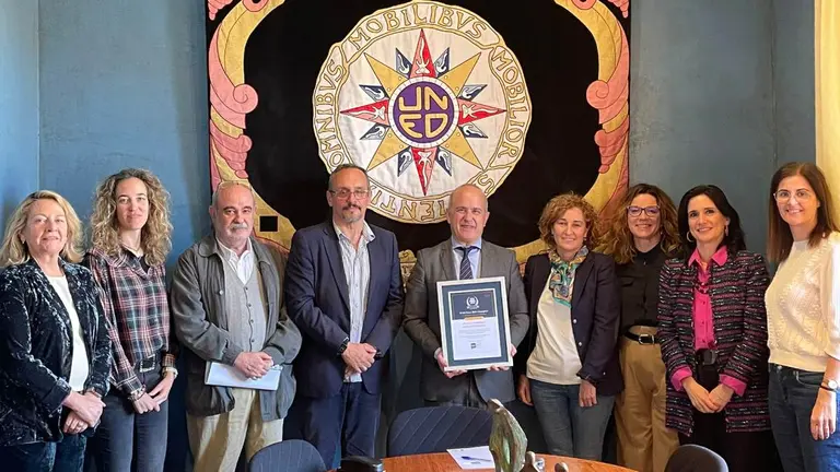 Los premiados posan con el rector de la UNED, Ricardo Mairal Us&oacute;n. UNED TUDELA