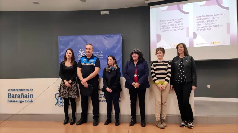 Representantes de los
&aacute;mbitos de intervenci&oacute;n directa: Salud, Servicios Sociales y Polic&iacute;a del Ayuntamiento de Bara&ntilde;&aacute;in junto a la alcaldesa, Mar&iacute;a Lecumberri y la directora gerente del Instituto Navarro para la Igualdad, Eva Ist&uacute;riz. AYUNTAMIENTO DE BARA&Ntilde;&Aacute;IN