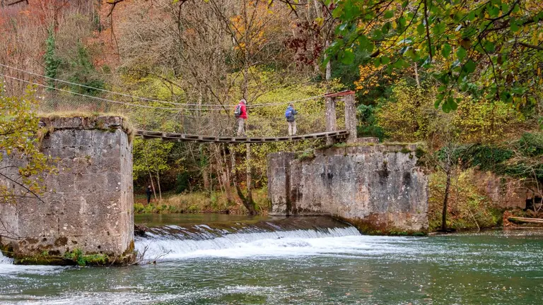 Puente colgante en Aribe. FRANCIS VAQUERO / CEDIDA