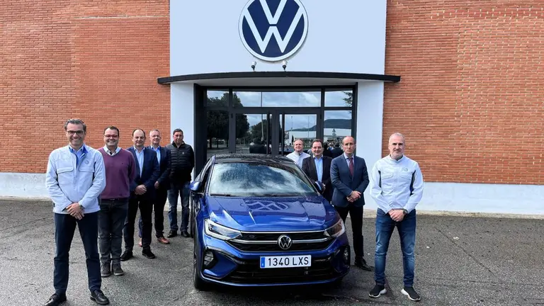 (de izquierda a derecha) Michael Hobusch, presidente de
Volkswagen Navarra; David Garc&iacute;a, director de Ingenier&iacute;a de Planificaci&oacute;n;
Alfonso Eslava, director de Log&iacute;stica; Holger Schulz, director de Finanzas;
Kai Feuerherdt, director de Recursos Humanos; Ram&oacute;n Bult&oacute;, director de
&Aacute;rea T&eacute;cnica de Producto; Javier Mu&ntilde;oz, director de Calidad; Miguel
&Aacute;ngel Grijalba, director de Producci&oacute;n; y Alfredo Morales, presidente del
Comit&eacute; de Empresa de Volkswagen Navarra.