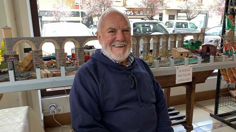 Ubaldo Marcos delante de su maqueta del acueducto de No&aacute;in en una panader&iacute;a de Pamplona. Navarra.com