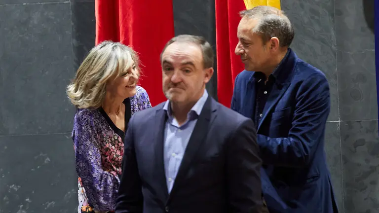 Javier Esparza y Cristina Ibarrola, en el pleno del Parlamento de Navarra. I&Ntilde;IGO ALZUGARAY