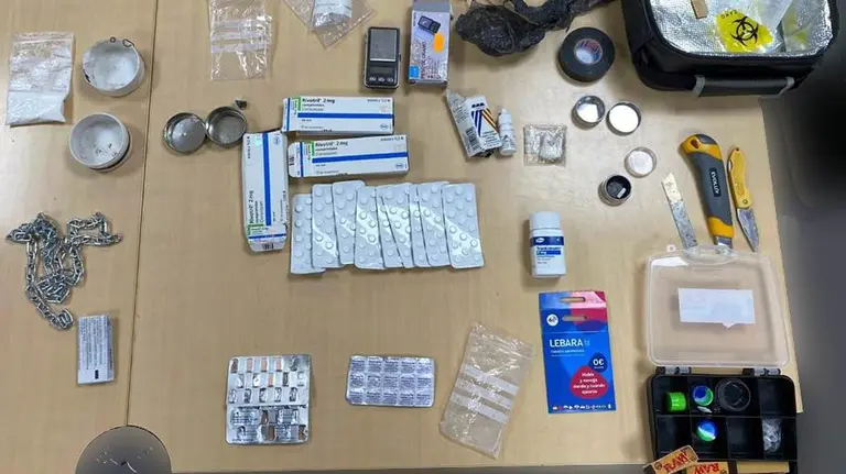 Drogas y material de corte incautados a los j&oacute;venes a las puertas de un colegio en Navarra. POLIC&Iacute;A FORAL