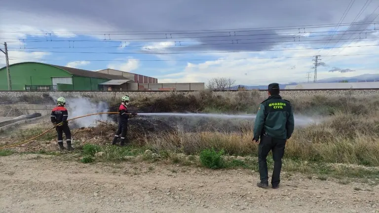 Los bomberos trabajando en el incendio de Cortes. GUARDIA CIVIL
