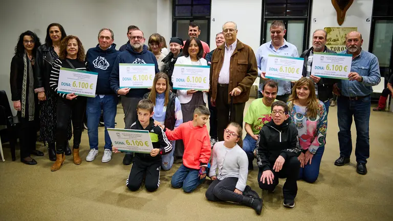 La Asociación de Cocineros y Reposteros de Navarra dona entre varias asociaciones el dinero obtenido en la subasta de su local tras su disolución. PABLO LASAOSA