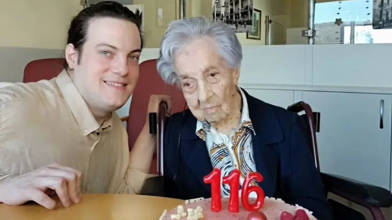 El pamplonés Eduardo García con María Branyas Morera, la persona más longeva del mundo. CEDIDA