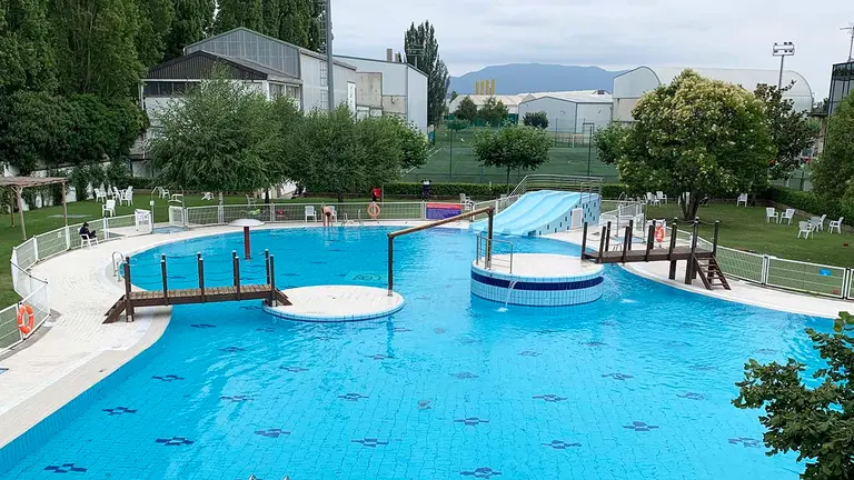 Piscinas al aire libre en las instalaciones deportivas de Oberena en Pamplona. Navarra.com