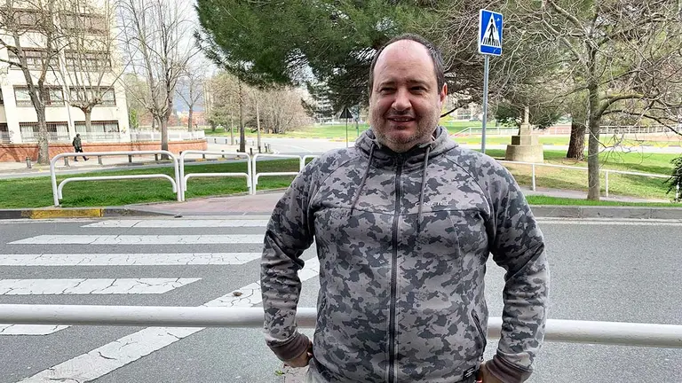 I&ntilde;aki &Aacute;niz delante de la Plaza de los Fueros en Pamplona. Navarra.com