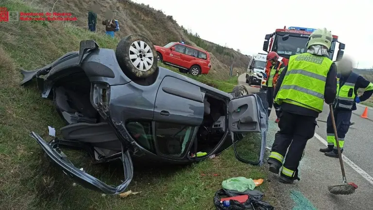 Herida con pron&oacute;stico reservado en una colisi&oacute;n entre un turismo y un cami&oacute;n en la N-121, en Gar&iacute;noain. BOMBEROS DE NAVARRA
