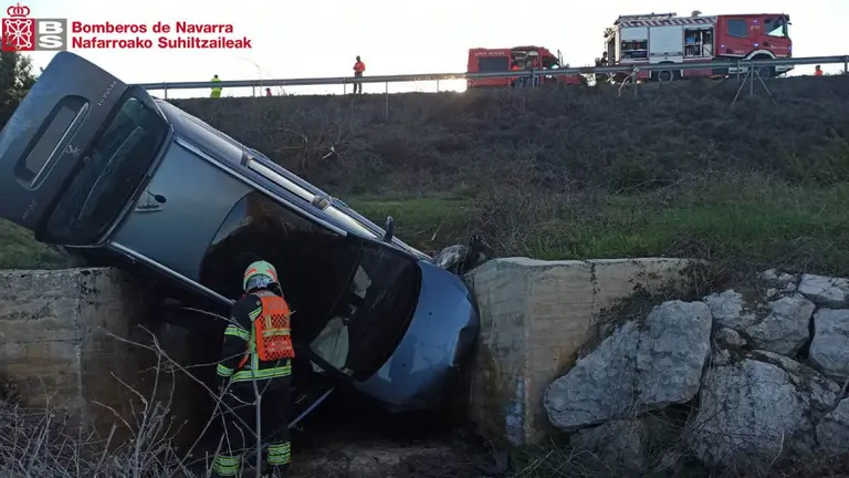 El veh&iacute;culo en el que viajaban cinco personas de nacionalidad francesa se sali&oacute; de la v&iacute;a en la AP-15 y qued&oacute; encajado entre dos muros de hormig&oacute;n. BOMBEROS DE NAVARRA