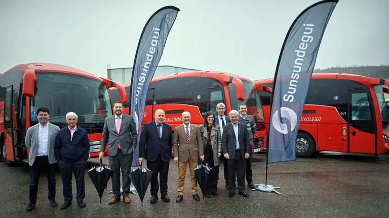 De izda. a dcha.: el director de Operaciones La Burundesa, Javier Fonseca; el CEO de Sunsundegui, Jos&eacute; Ignacio Murillo; el director comercial de Sunsundegui, Andrey Solntsev; el CEO de Grupo Autobuses La Uni&oacute;n, Joaqu&iacute;n Acha; el consejero de Cohesi&oacute;n Territorial, Bernardo Ciriza; la directora general de Transportes y Movilidad Sostenible, Berta Miranda; el director general de Grupo Autobuses la Uni&oacute;n, Claudio Lesaca; el gerente de La Burundesa, Javier Ochoa; y el director general de Sunsundegui, F&eacute;lix Aramend&iacute;a, durante la visita. GOBIERNO DE NAVARRA
