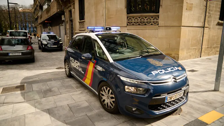 Agentes de Polic&iacute;a Nacional de Pamplona, en una im&aacute;gen de archivo. PABLO LASAOSA