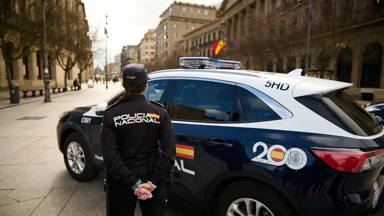 Agentes de Polic&iacute;a Nacional de Pamplona, en una im&aacute;gen de archivo. PABLO LASAOSA