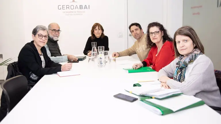 La candidata de Geroa Bai a la Presidencia del Gobierno de Navarra, Uxue Barkos, mantiene una reuni&oacute;n con el sindicato de enfermer&iacute;a Satse junto al exconsejero de Salud Fernando Dom&iacute;nguez y la portavoz de Salud de la coalici&oacute;n, Ana Ansa. - GEROA BAI