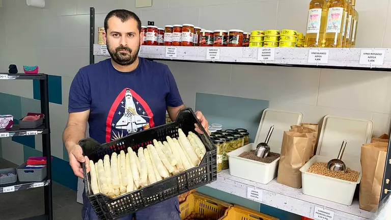 Javier P&eacute;rez de Zabalza en su tienda 'La Casa Arriba' de Murieta. Navarra.com