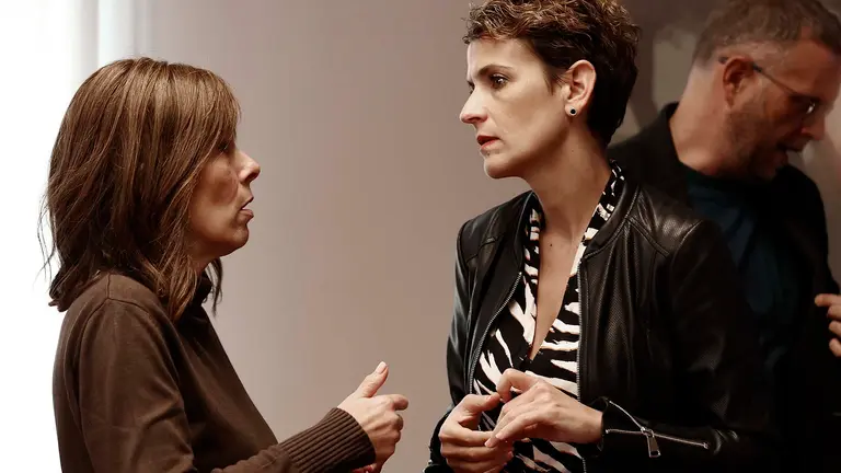 La presidenta de Navarra, Mar&iacute;a Chivite (d) y la parlamentaria de Geroa Bai, Uxue Barkos en el inicio de una comisi&oacute;n parlamentaria donde la jefa del Ejecutivo ha asegurado este mi&eacute;rcoles en el Parlamento que no tuvo intervenci&oacute;n directa en el acuerdo entre SODENA, CEN y Albyn Medical para la compra de mascarillas destinadas a pymes, micropymes y aut&oacute;nomos, ni supervis&oacute; ni autoriz&oacute; los contratos entre Salud y Efficol para la adquisici&oacute;n de FFP2, al tiempo que ha criticado a NA+ por querer "embarrar absolutamente todo". Seg&uacute;n Chivite, que ha comparecido en el Parlamento a petici&oacute;n de esta coalici&oacute;n, NA+ pretende adem&aacute;s "un enfrentamiento" en el Gobierno entre PSN y Geroa Bai a costa de este asunto, y "sembrar sospechas por todos los flancos que han podido" pese a que "no han descubierto absolutamente nada". EFE/ Jesus Diges