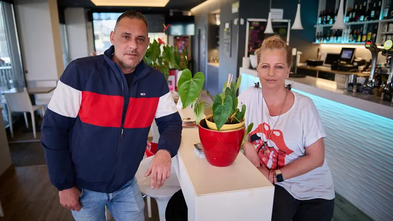 Ilko Todorov y Elena Sarakinova, del bar Artiberri, en la calle Leonor de Aquitania 18 de Artica. PABLO LASAOSA