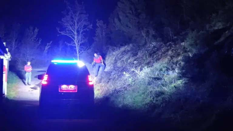 Agentes de la Polic&iacute;a Foral recaban informaci&oacute;n en la zona del monte San Crist&oacute;bal en la que se produjo el incendio. CEDIDA