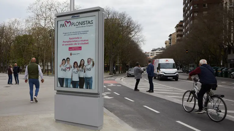 La concejala delegada de Gobierno Estrat&eacute;gico, Comercio y Turismo, Ana Elizalde, y el director general de JCDecaux Espa&ntilde;a, Carlos Bar&oacute;n, visitan uno de los mupis digitales instalados en la calle Bosquecillo. I&Ntilde;IGO ALZUGARAY