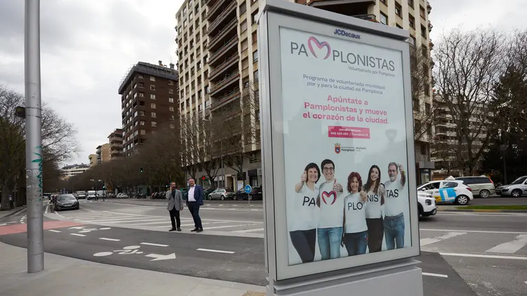 La concejala delegada de Gobierno Estrat&eacute;gico, Comercio y Turismo, Ana Elizalde, y el director general de JCDecaux Espa&ntilde;a, Carlos Bar&oacute;n, visitan uno de los mupis digitales instalados en la calle Bosquecillo. I&Ntilde;IGO ALZUGARAY