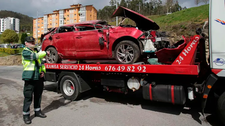 Investigan las causas del accidente de Xove (Lugo) en el que perdieron la vida cuatro j&oacute;venes. En la imagen, el coche accidentado.