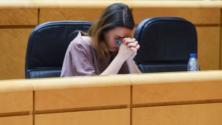 La ministra de Igualdad, Irene Montero, durante una sesi&oacute;n de control al Gobierno en el Senado, a 28 de marzo de 2023, en Madrid (Espa&ntilde;a). El Gobierno se somete a una sesi&oacute;n de control en el Senado marcada por la ausencia del presidente del Gobierno, Pedro S&aacute;nchez, que no acude al primer pleno tras la moci&oacute;n de censura de Vox y el nombramiento de los nuevos ministros de Industria, Comercio y Turismo y Sanidad. Gustavo Valiente / Europa Press