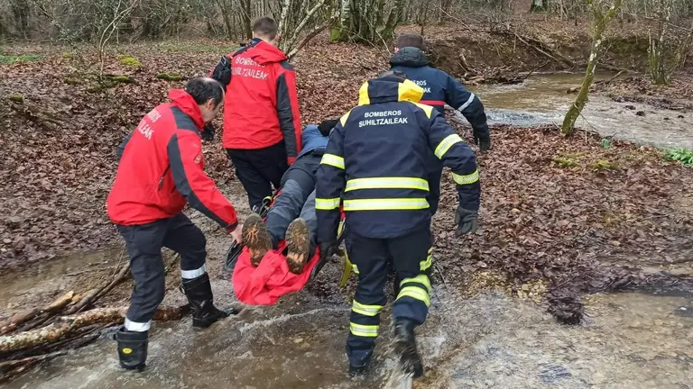 Momento en el que los bomberos rescatan a peregrino lesionado en Espinal. BOMBEROS DE NAVARRA