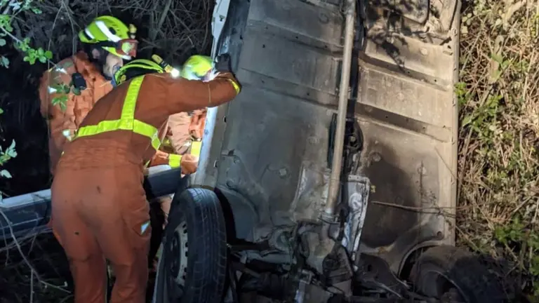 Los servicios de emergencia trabajan para excarcelar al conductor fallecido. CEDIDA