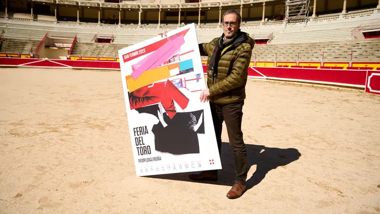 Presentaci&oacute;n del cartel de la Feria del Toro 2023 por el autor Javier Balda. PABLO LASAOSA