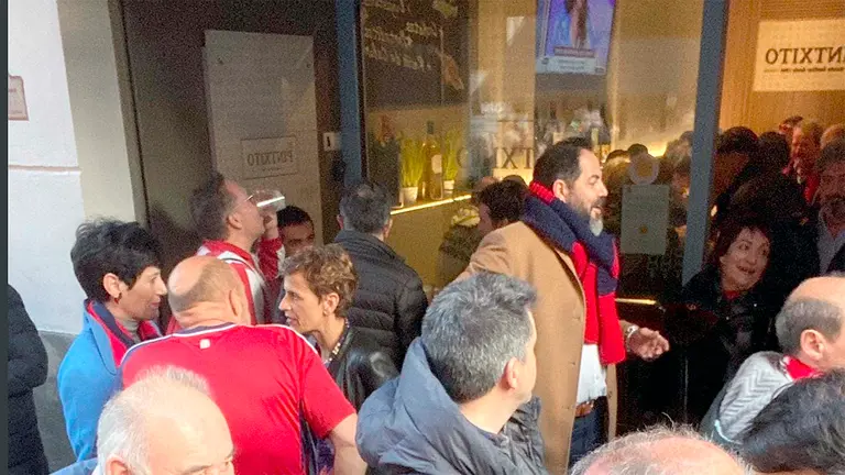 Elma Saiz, Mar&iacute;a Chivite y Ram&oacute;n Alz&oacute;rriz, de bares por Bilbao antes del Athletic Club - Osasuna.