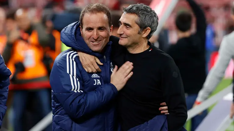 El entrenador del Athletic Club de Bilbao Ernesto Valverde (d) y el del CA Osasuna Jagoba Arrasate durante el partido de vuelta de semifinales de la Copa del Rey de f&uacute;tbol que disputan ambos equipos este martes en el Estadio San Mam&eacute;s de Bilbao. EFE/ Luis Tejido