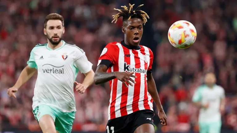 El delantero del Athletic Club Nico Williams (d) persigue el bal&oacute;n delante de Jon Moncayola, de Osasuna, durante el partido de vuelta de semifinales de la Copa del Rey que Athletic Club de Bilbao y Atl&eacute;tico Osasuna disputan hoy martes en San Mam&eacute;s. EFE/Luis Tejido