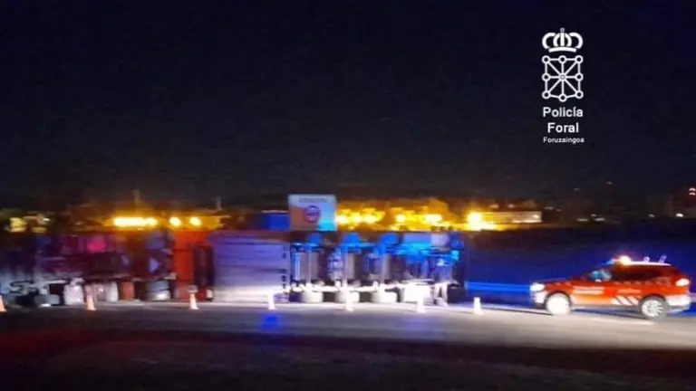 Imagen del cami&oacute;n volcado en la rotonda. POLIC&Iacute;A FORAL