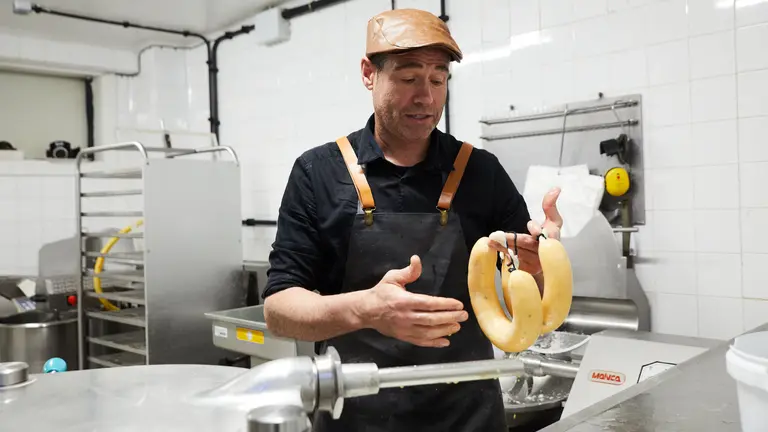 Proceso de elaboraci&oacute;n del relleno en C&aacute;rnicas Iriguibel, en la calle Portal 1 de Huarte. I&Ntilde;IGO ALZUGARAY