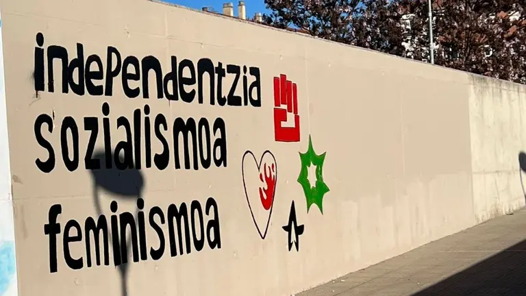 El mural realizado por Ernai en Berriozar pide la independencia. CEDIDA