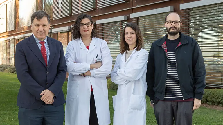 Ignacio Melero, Elixabet Bola&ntilde;os, Irene Olivera y &Aacute;lvaro Teijeira, autores del trabajo realizado en el Cima Universidad de Navarra. CEDIDA