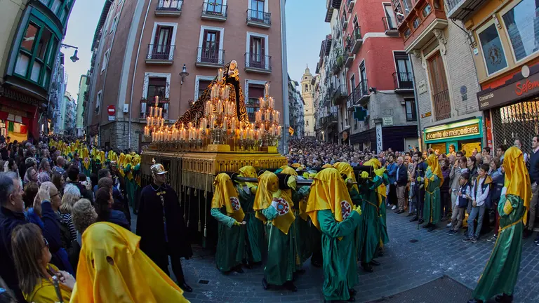 El paso de La Dolorosa sale de la Catedral de Santa Mar&iacute;a La Real y recorre las calles de Pamplona durante la procesi&oacute;n de Viernes Santo. I&Ntilde;IGO ALZUGARAY