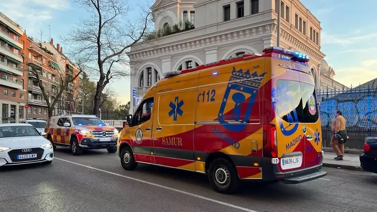 Unidades del SAMUR en la zona donde se produjo la agresi&oacute;n en Moncloa-Aravaca. - EMERGENCIAS MADRID.