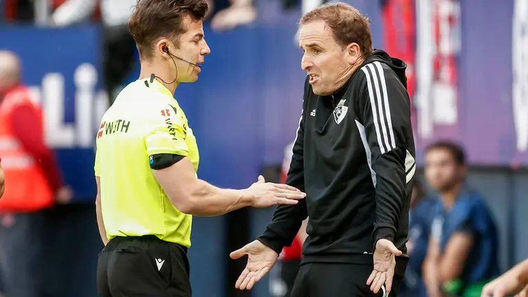 El entrenador de Osasuna, Jagoba Arrasate, protesta el penalti anulado a Budimir ante el Elche. EFE/ Jesus Diges