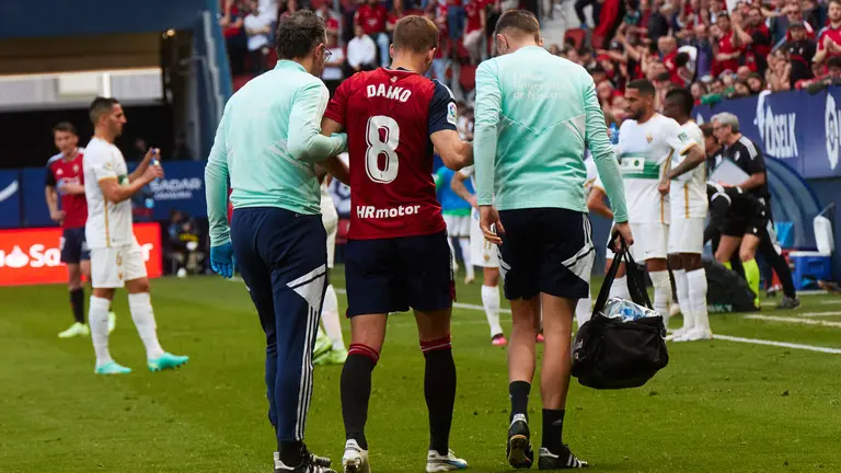 Darko Brasanac (8. CA Osasuna) durante el partido de la Liga Santander entre CA Osasuna y Elche CF disputado en el estadio de El Sadar en Pamplona. I&Ntilde;IGO ALZUGARAY