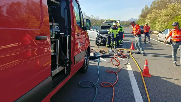 Los servicios de emergencias trabajan en el lugar del accidente. BOMBEROS DE NAVARRA