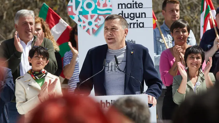 Aberri Eguna de EH Bildu en Pamplona con el coordinador general de EH Bildu, Arnaldo Otegi; la candidata a la Presidencia de Navarra, Laura Aznal; y el presidente del Sinn F&eacute;in, Declan Kearney. I&Ntilde;IGO ALZUGARAY