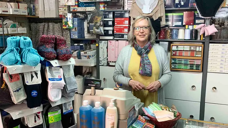 Marian Ahechu Garc&iacute;a en su mercer&iacute;a L. Molero en el segundo ensanche de Pamplona. Navarra.com