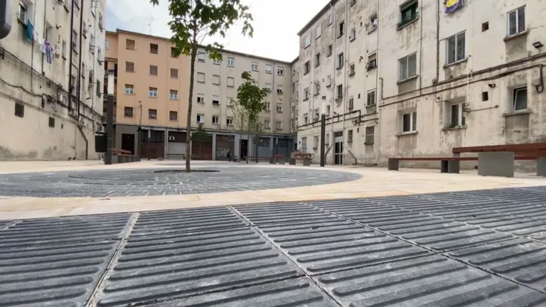 Patio de las "casas baratas" del grupo Oscoz en La Rochapea. AYUNTAMIENTO DE PAMPLONA