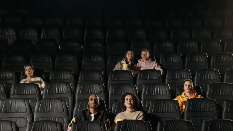 Imagen de archivo de una sala de cine con gente. Pavel Danilyuk