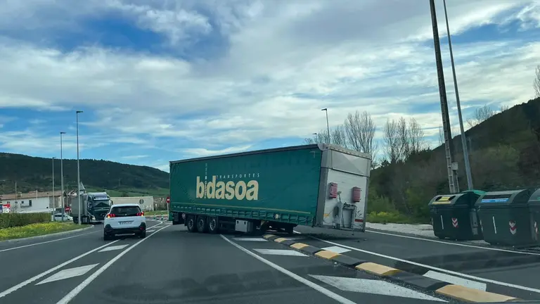 Un cami&oacute;n pierde el remolque a la altura de Sorauren. PABLO LASAOSA