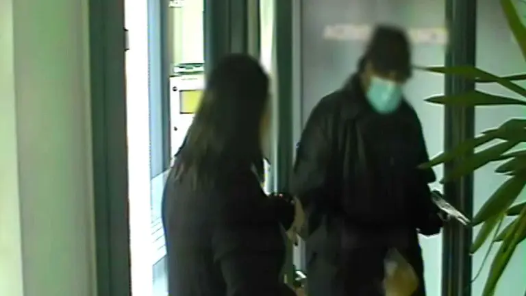 Los atracadores en plena acci&oacute;n captados por las c&aacute;maras de seguridad del banco. GUARDIA CIVIL