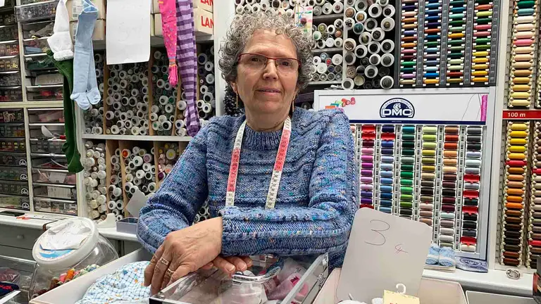 Ana Ventura Fern&aacute;ndez en su mercer&iacute;a del barrio de San Juan. Navarra.com